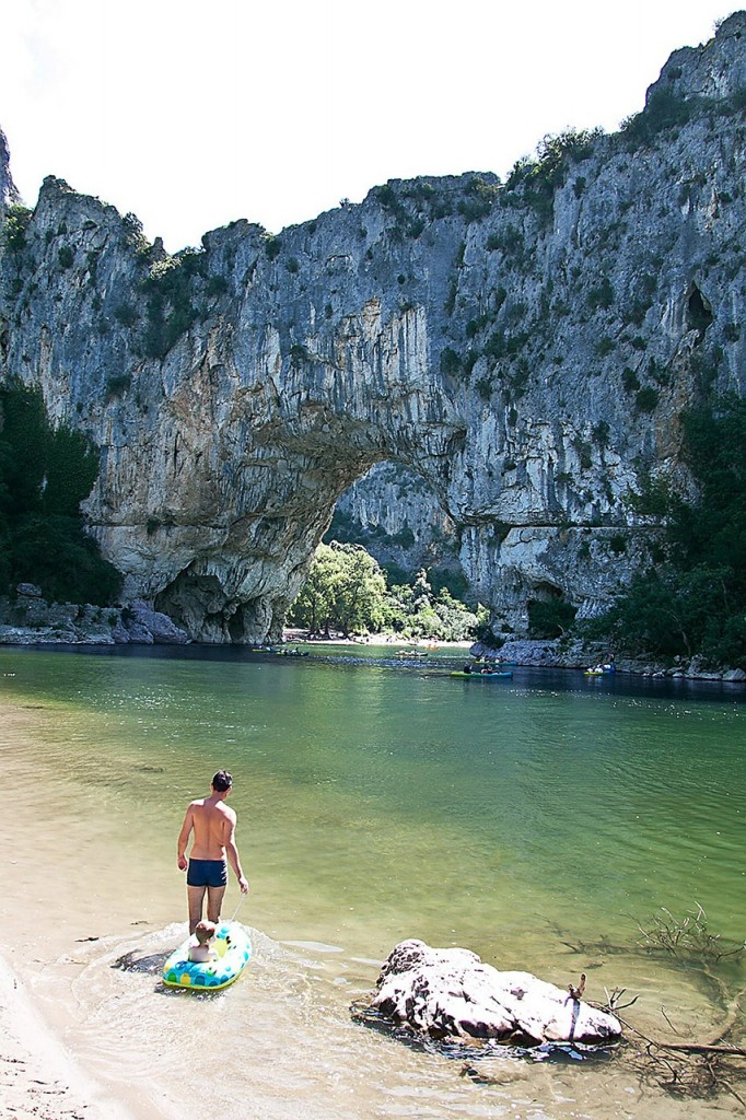 Baignade au Pont d'Arc sur la plage aménagée en amont de l'arche naturelle du Pont d'arc