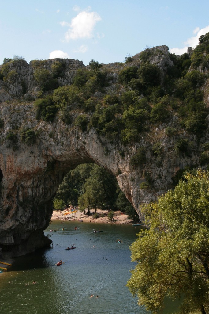 Pont d'Arc photo prise de l'aval de l'arche naturelle